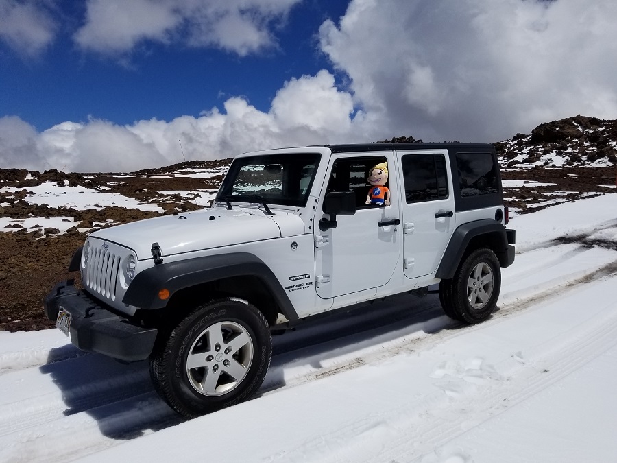 Not a usual site: a vehicle with Hawaii license plates driving in the snow ...in Hawaii ...in May.   Photograph: Weatherboy