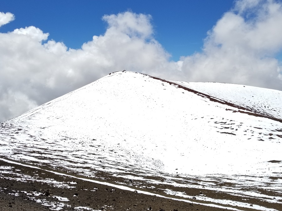 The snow-covered summit of Mauna Kea, Hawaii stands at 13,803 feet.  Photograph: Weatherboy