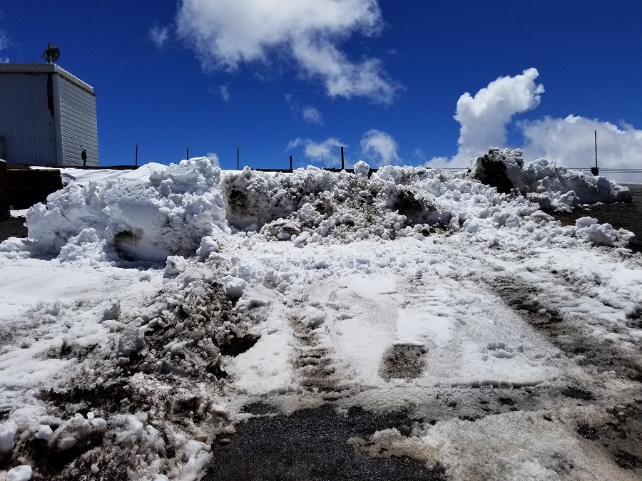Mauna6Road crews were quick to plow the heavy snow that blanketed this region in Hawaii.  Photograph: Weatherboy