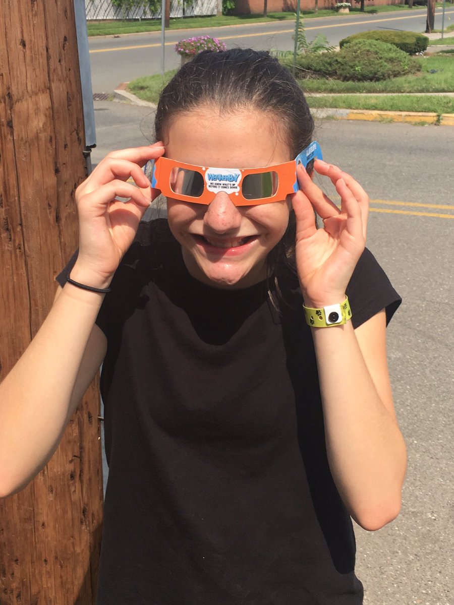 Twitter: NikkiMouse78‏ @NikkiMouse78 : More Ran and got the kid out of camp so she could see the eclipse. Thanks @theWeatherboy for the glasses ?