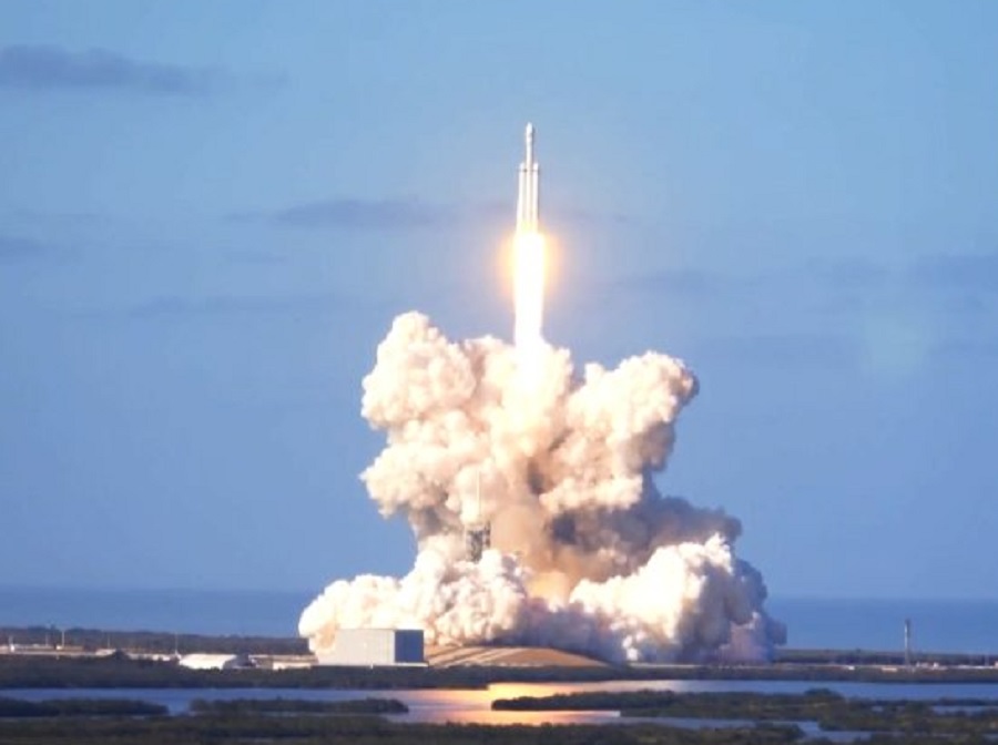 The world's most powerful rocket lifts off from NASA Kennedy's Launch Pad 39A.  Image: SpaceX