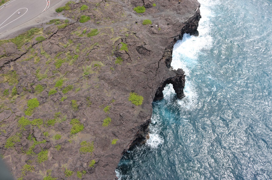 Significant cracks have formed near the Hōlei Sea Arch at the end of Chain of Craters Road inside Hawaii Volcanoes National Park. Image: Hawaii Volcanoes National Park