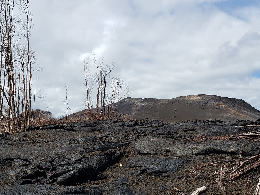 This was once a lush residential neighborhood with nice homes, manicured lawns, and tropical folliage as far as the eye could see. Now, just 5 months after the 2018 Eruption began, the area around Fissure 8 here in Leilani Estates is a barren wasteland covered in cooling lava, cinders, and dead trees. Image: Weatherboy