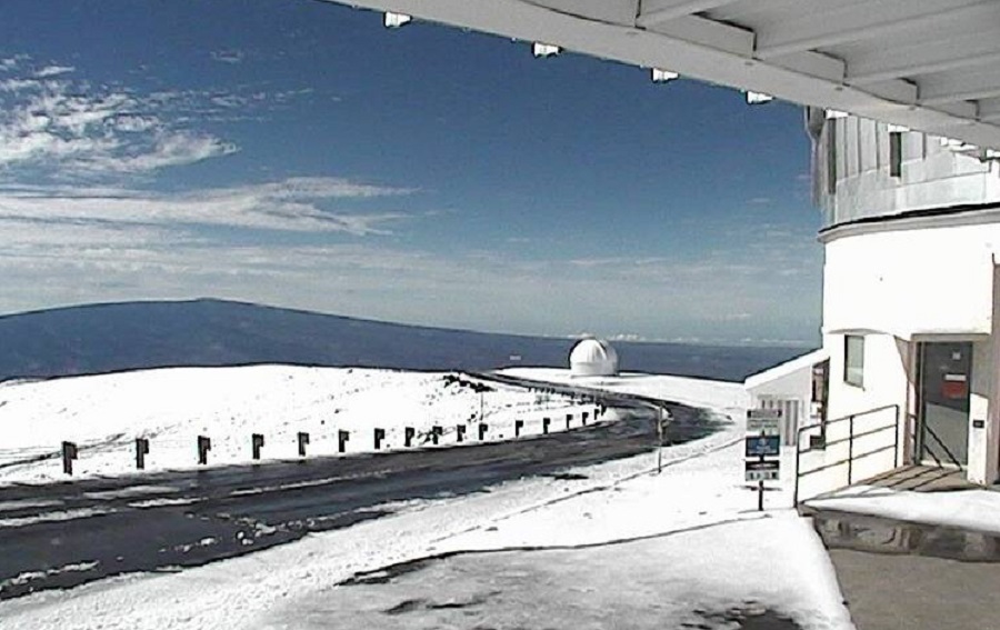 Snow can be seen on webcams this morning on Hawaii's Mauna Kea. Image: University of Hawaii / East Asian Observatory