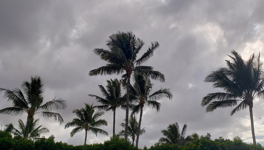 Dark clouds are beginning to roll into Hawaii now ahead of what could be severe impacts tomorrow.  Image: Weatherboy