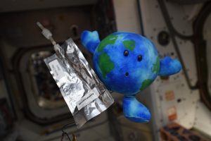 Anne McClain shares another view of the plush toy on the ISS. Image: Anne McClain / Twitter