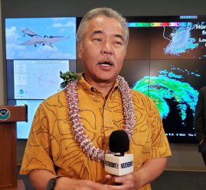 Hawaii Governor David Ige speaks with a Weatherboy meteorologist at the Central Pacific Hurricane Center. Image: Weatherboy