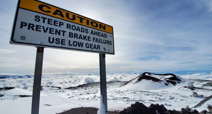 Sign warns drivers to engage lower gear on some of the steep roadways on Mauna Kea. Image: Weatherboy