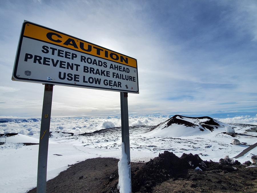 Sign warns drivers to engage lower gear on some of the steep roadways on Mauna Kea. Image: Weatherboy