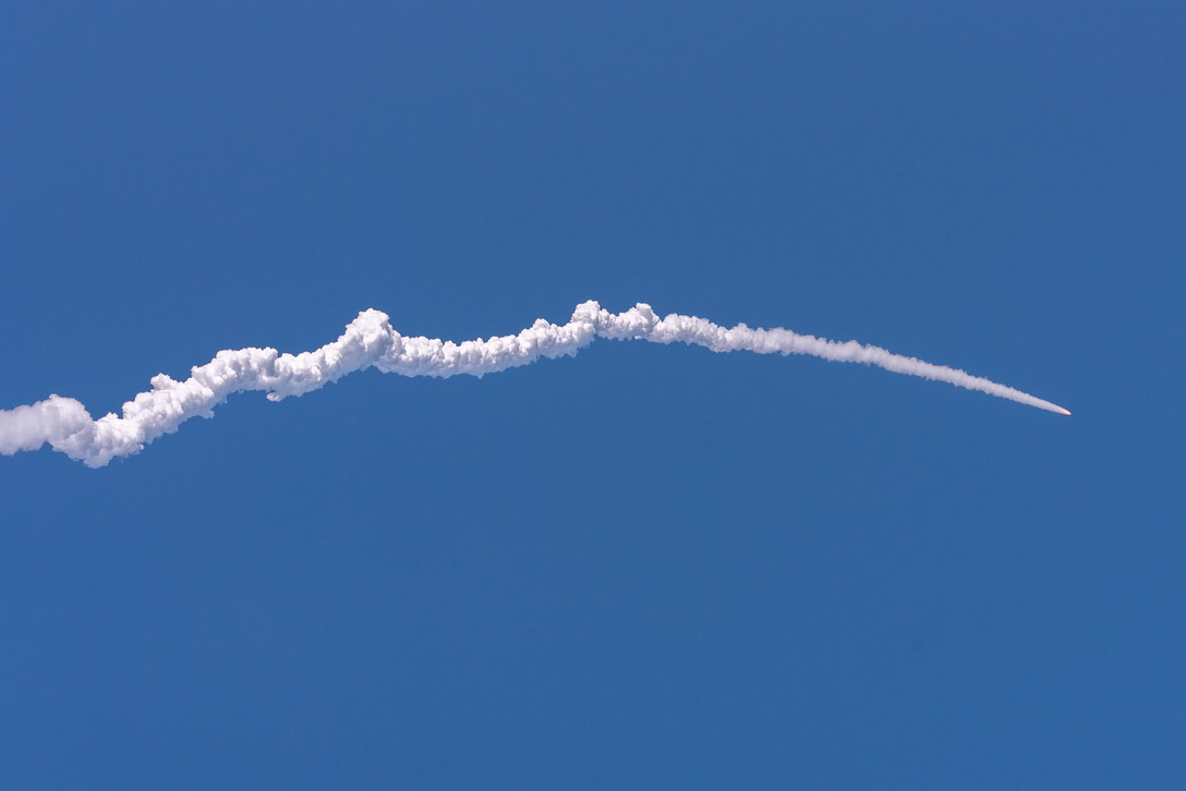 Fotografie de fișier furnizată de US Space Force care arată o rachetă militară lansându-se în spațiu.  Imagine: US Air Force / Joshua Conti