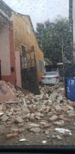Many streets, driveways, homes, and stores are littered with earthquake debris. Image: Mayita Meléndez