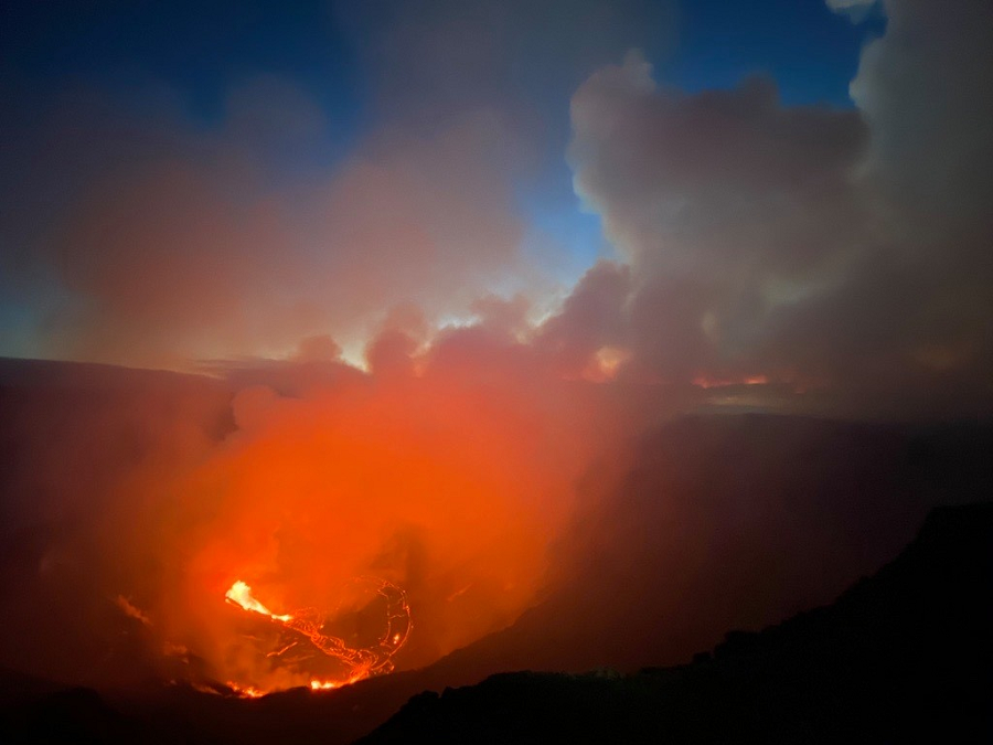 Kilauea au lever du soleil: avec le soleil levé, les scientifiques peuvent commencer à voir l'étendue de l'éruption de la nuit dernière sur la grande île d'Hawaï.  Image: HVO