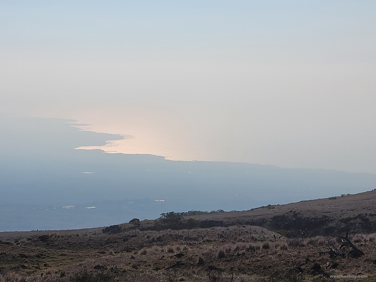 A volcanic haze, known as vog, obscures the view from the Kohala Mountains looking south towards Kona along the west coast of Hawaii's Big Island on Christmas Eve. Image: Weatherboy