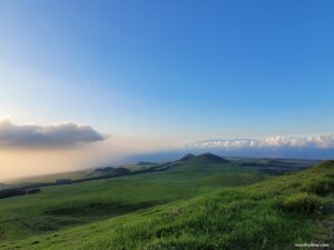 Vog can be seen creeping up the Kohala Mountain coast north of Kawaihae on Hawaii's West Coast on Christmas Eve. While the haze of vog obstructs the view to the left, Maui can be seen in the clear air to the right in this picture. Image: Weatherboy
