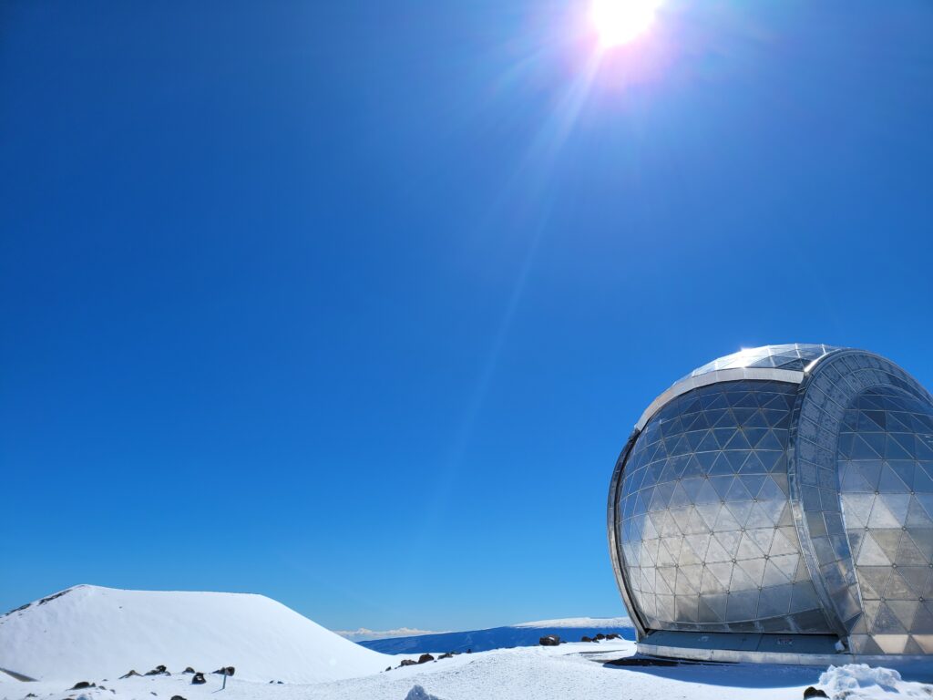 A snow-capped Mauna Loa appears in the distance behind the snowcovered Mauna Kea, home to numerous telescopes. Image: Weatherboy