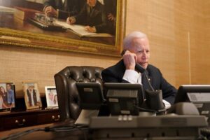 Președintele Joe Biden îl sună pe guvernatorul Greg Abbott pentru a discuta despre situația actuală din Texas în seara zilei de 18 februarie 2021. Imagine: Casa Albă