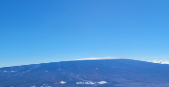 The summit of the Mauna Loa volcano is dusted by a recent snowstorm in Hawaii. Image: Weatherboy