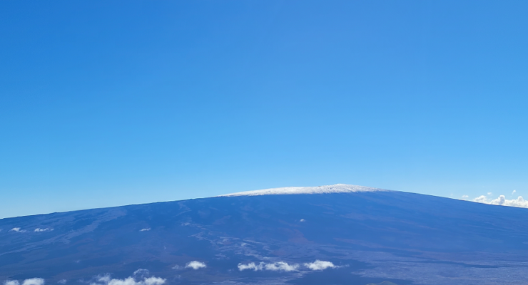 The summit of the Mauna Loa volcano is dusted by a recent snowstorm in Hawaii. Image: Weatherboy