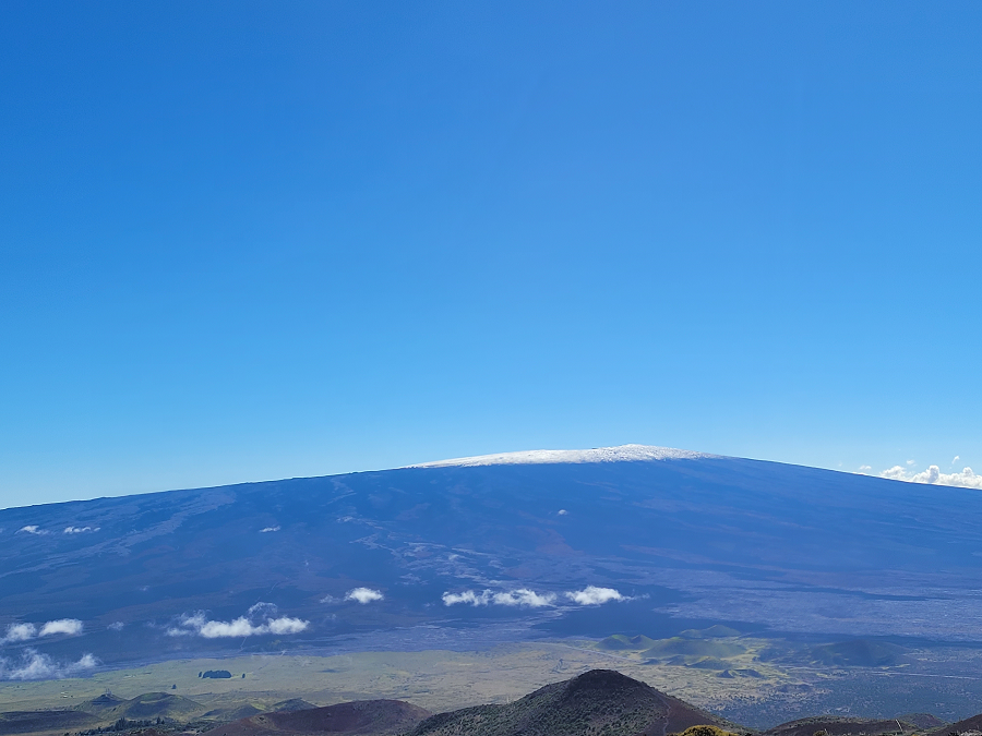 Le sommet du volcan Mauna Loa est saupoudré par une récente tempête de neige à Hawaï.  Image: Weatherboy