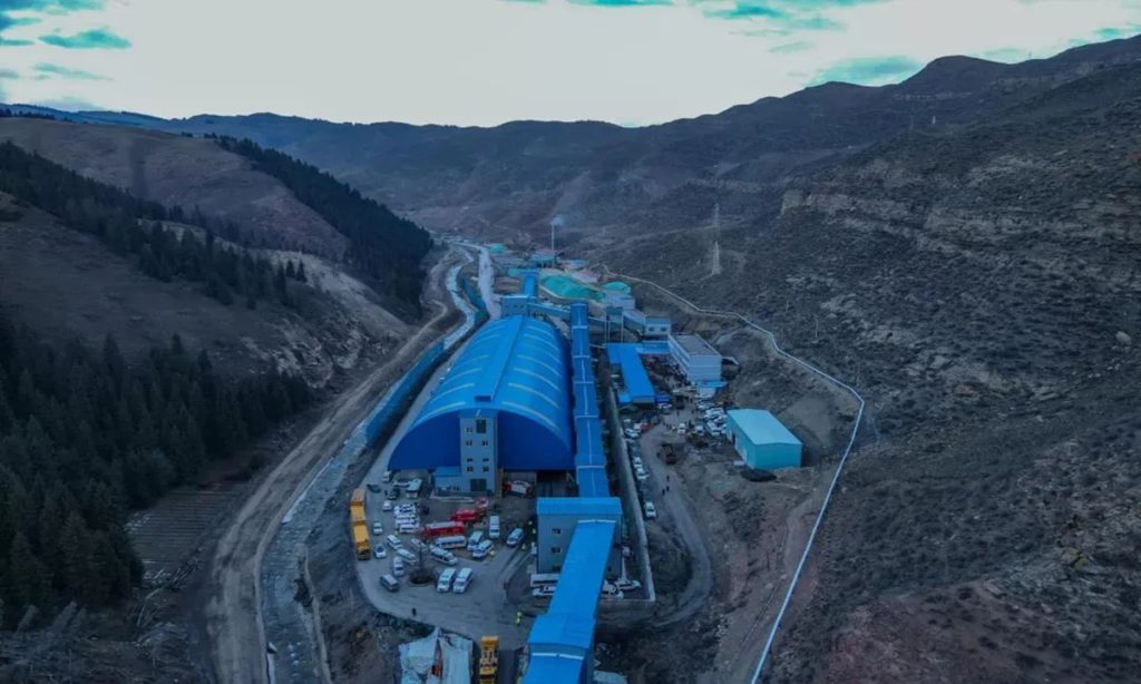21 Chinese miners are trapped in underground tunnels below this coal mining facility in Xinjiang, China. Image: CCTV