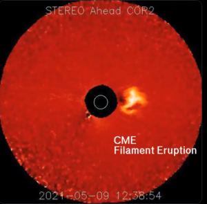 Na základě pozorování observatoře NASA pro vztahy mezi slunečními a pozemskými planetami, známého také jako STEREO, ukazuje, že CME opustila Slunce před několika dny.  Foto: NASA