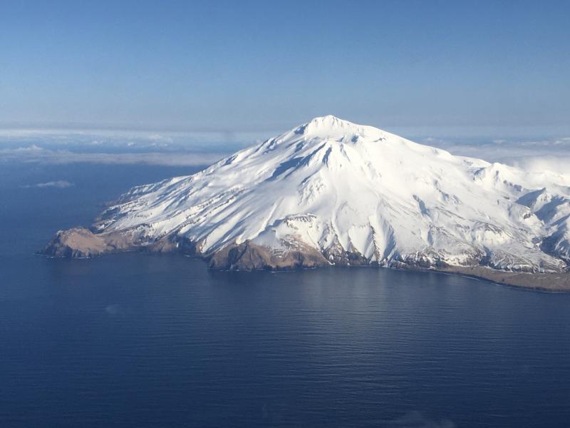 Una vista del Gran Volcán Sitkin desde el vuelo de Adak desde Anchorage el 11 de marzo de 2020. Foto: Ed Fischer / USGS-AVO