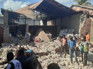 Earthquake survivors sift through rubble before Grace, the latest tropical cyclone of the 2021 Atlantic Hurricane Season, makes a direct hit. Image: Voice of America