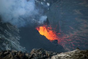 La lava brota de un cono dentro de una caldera desde la cima del volcán Kilauea en la Isla Grande de Hawai.  Foto: USGS / HVO