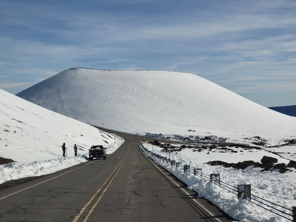 The roads up and down Mauna Kea are dotted with local residents loading up their trucks with snow to bring to their warmer neighborhoods closer to the coast for wintertime fun. Image: Weatherboy