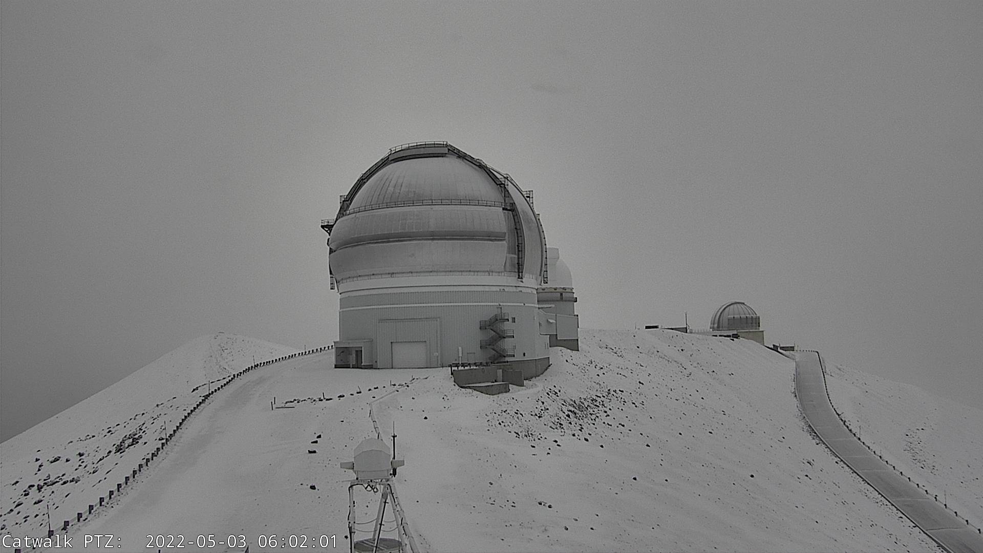 With the sun starting to rise in Hawaii, the latest webcam view shows more snow atop Hawaii Island's tallest peaks. Image: CFH Telescope