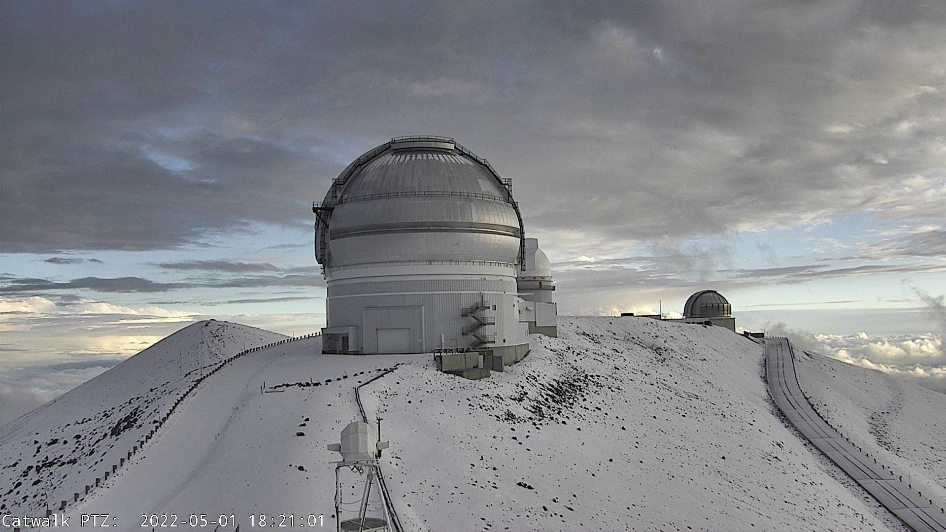 This view of the summit of Mauna Kea shows May kicking off with fresh snow cover. The image was captured by a webcam set up by the Canada-France-Hawaii Telescope. Image: CFH Telescope