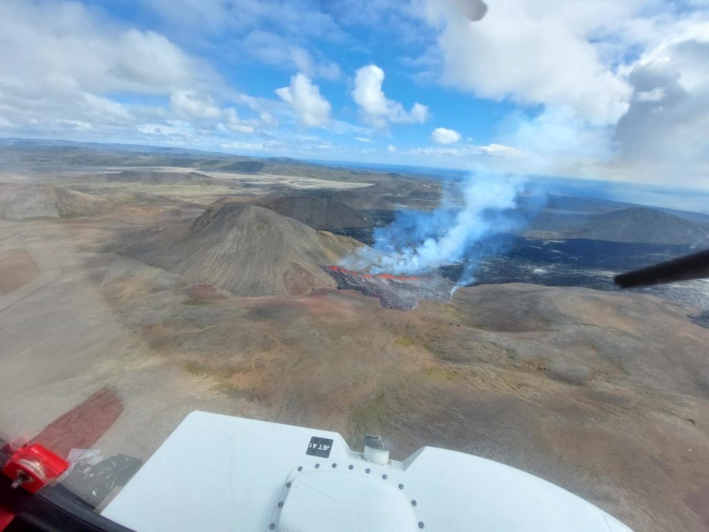 First view of the new volcanic eruption scene in Iceland.  Image: Icelandic Meteorological Office