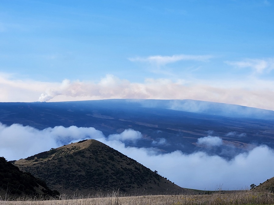 A plume of gas rises up and drifts over the Mauna Loa Volcano in this photograph snapped December 7, 2022. Image: Weatherboy