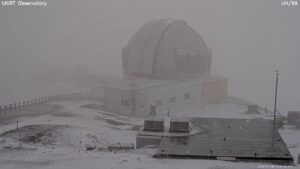 The UKIRT Dome Webcam shows fresh snow falling on Mauna Kea on the afternoon of January 28, 2023. Image: United Kingdom InfraRed Telescope