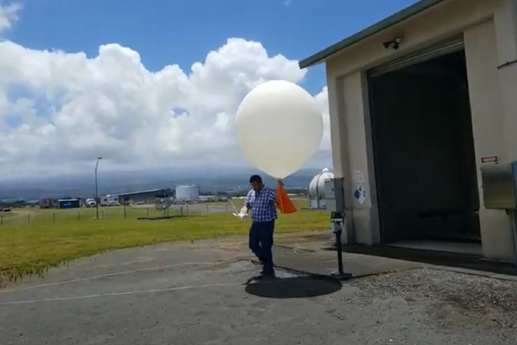 A National Weather Service meteorologist in Hilo, Hawaii launches an official weather balloon in this file footage. The balloon sighted around Hawaii today is not suspected of being a National Weather Service related balloon. Image: Weatherboy