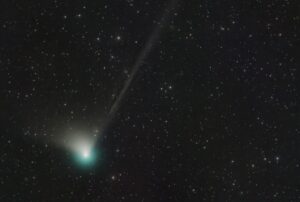 Don't miss it: this green colored comet won't be back around Earth for another 45,000 years. Image: NASA / Dan Bartlett