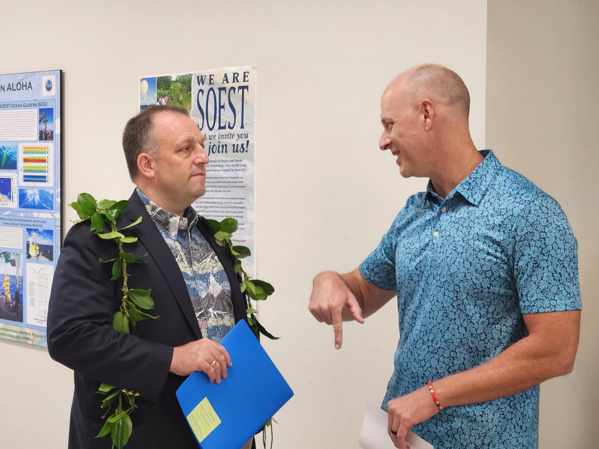 Hawaii Governor Josh Green, M.D., chats with Central Pacific Hurricane Center Director Chris Brenchley ahead of the release of the 2023 Hurricane Season Outlook on May 25, 2023. Image: Weatherboy