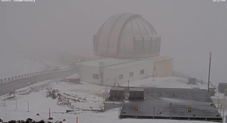 Current webcam view from the United Kingdom InfraRed Telescope shows snow accumulating to surfaces atop Mauna Kea on Hawaii's Big Island. Image: UKIRT / University of Hawaii