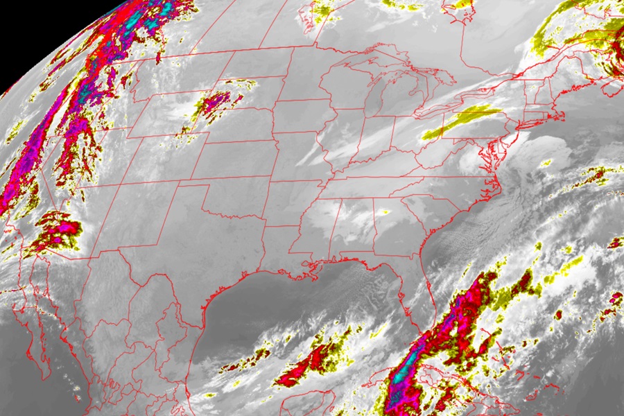 Latest satellite photograph shows a lack of storms across the continental U.S.. Image: NOAA