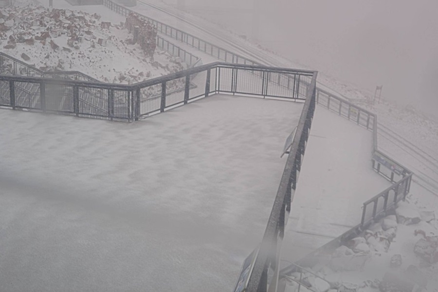 Snow blankets Pikes Peak in Colorado. Image: NWS