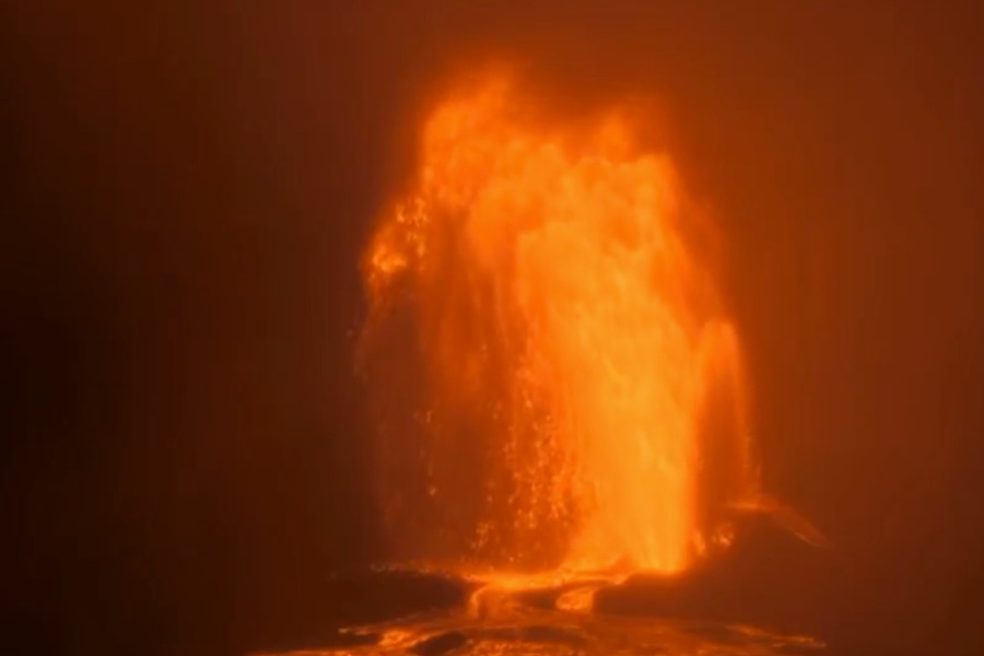 The Kilauea Volcano erupted earlier this morning. According to USGS, lava is ejecting more than 1,000 feet into the air on the Big Island of Hawaii. Image: USGS