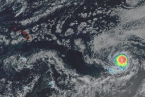The latest satellite view of the Central Pacific shows the state of Hawaii in red on left while Major Hurricane Kiki spins about well east of the Big Island on the right. Image: NOAA