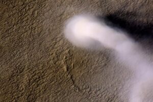 Researchers have discovered lightning in/around dust devils and dust storms on the arrid surface of Mars. But those lightning bolts are very different than the ones on Earth. Image: NASA / JPL / Caltech / University of Arizona