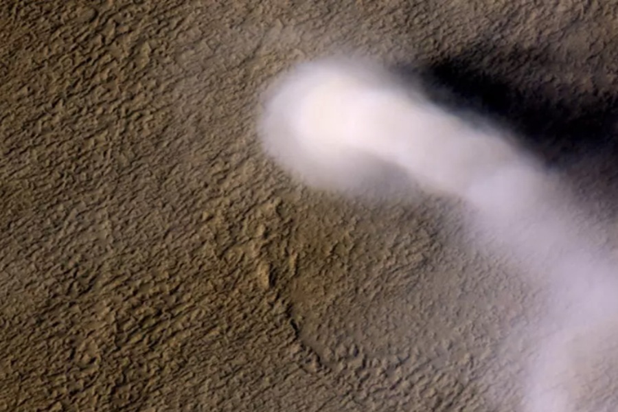 Researchers have discovered lightning in/around dust devils and dust storms on the arrid surface of Mars. But those lightning bolts are very different than the ones on Earth.  Image: NASA /  JPL / Caltech / University of Arizona