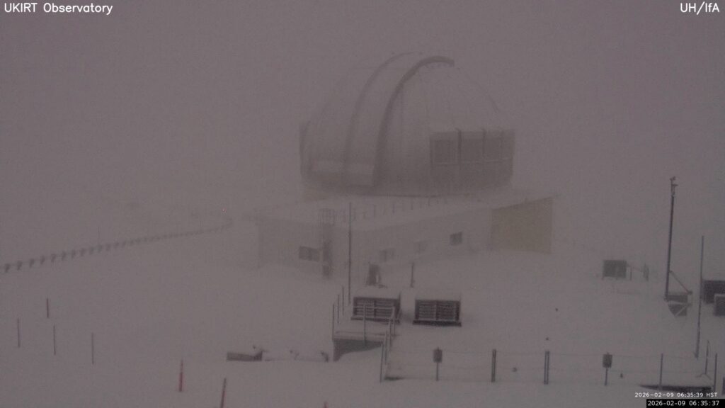 Webcam show's heavy accumulating snow falling at this hour at the UKIRT observatory on Mauna Kea. Image: UKIRT / University of Hawaii / Center for Maunakea Stewardship