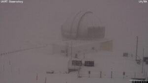 Webcam show's heavy accumulating snow falling at this hour at the UKIRT observatory on Mauna Kea. Image: UKIRT / University of Hawaii / Center for Maunakea Stewardship