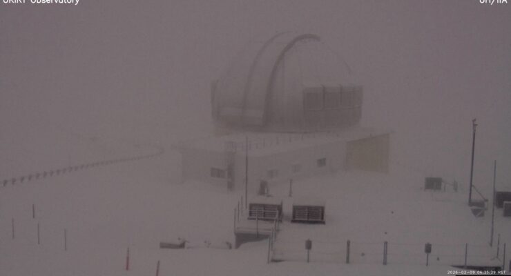 Webcam show's heavy accumulating snow falling at this hour at the UKIRT observatory on Mauna Kea. Image: UKIRT / University of Hawaii / Center for Maunakea Stewardship
