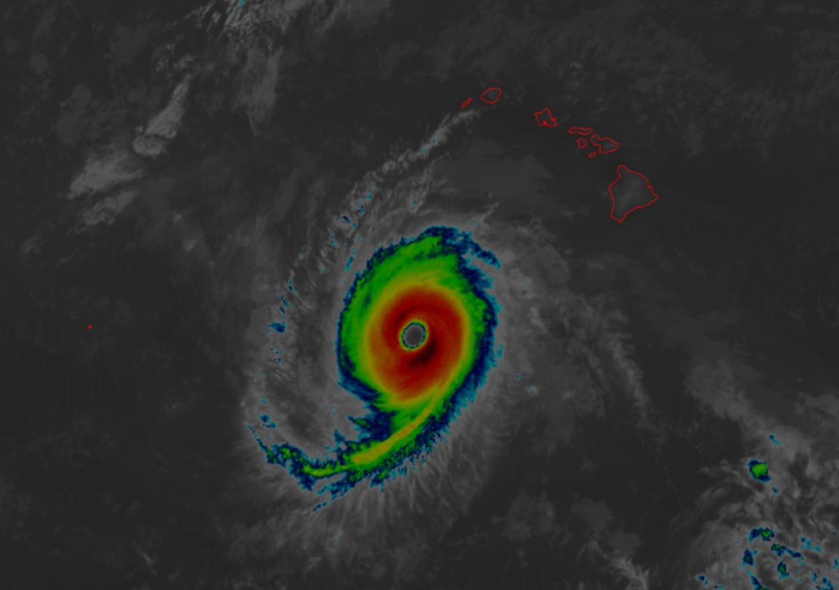 Hurricane Nolo sticks out in an otherwise empty satellite view of the central Pacific around the State of Hawaii. Image: NOAA