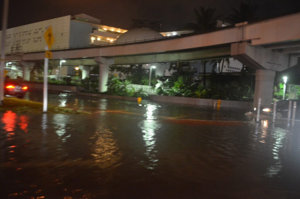 Tidal flooding on a Miami street during king tides A street in Miami, Florida floods during an earlier king tide. Credit: B137/Wikimedia Commons